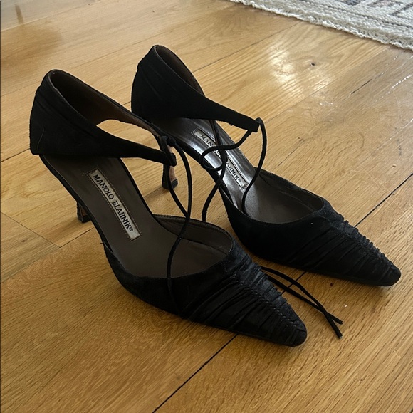 Manolo Blahnik Elegant Black Pointed Heels - Picture 5 of 5